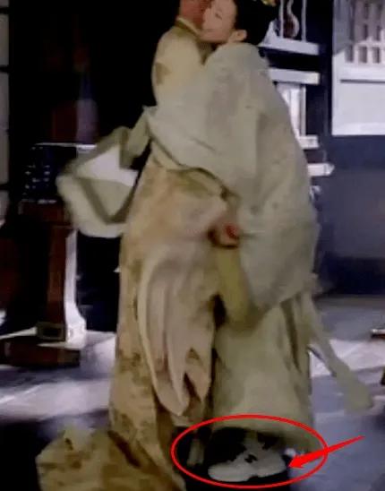 人家叫露出马脚，这种应该叫什么呢？