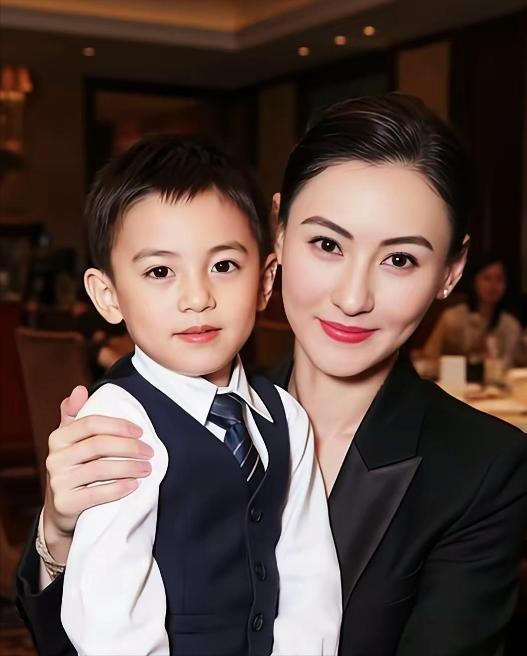 张柏芝小儿子近照突然在全网炸锅！那模样精致得像从童话里走出来的，眉眼灵动又帅气，