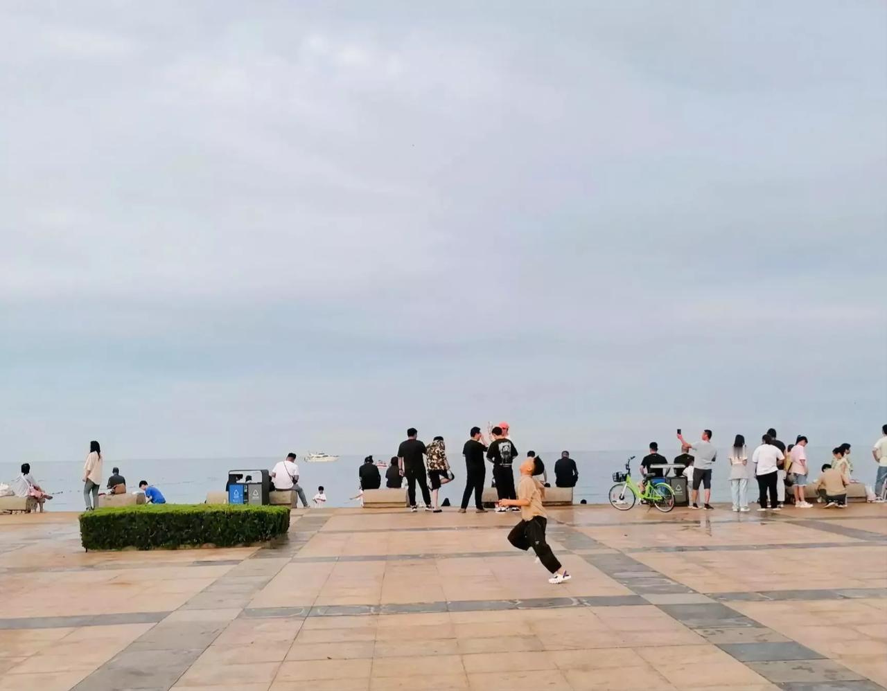 要看男女方家境。如果双方家庭年净收入在15万以上，甚至几百几千万，那彩礼多少都不