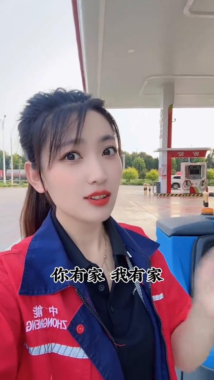 上联：你爱我，我爱你，偷偷摸摸在一起。下联：你有家，我有家，不能丢下他和她。横批
