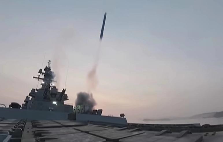 特朗普往自己脸上贴金，这十艘船跟他一毛钱没关系。特朗普称伊朗允许10艘油轮通行霍