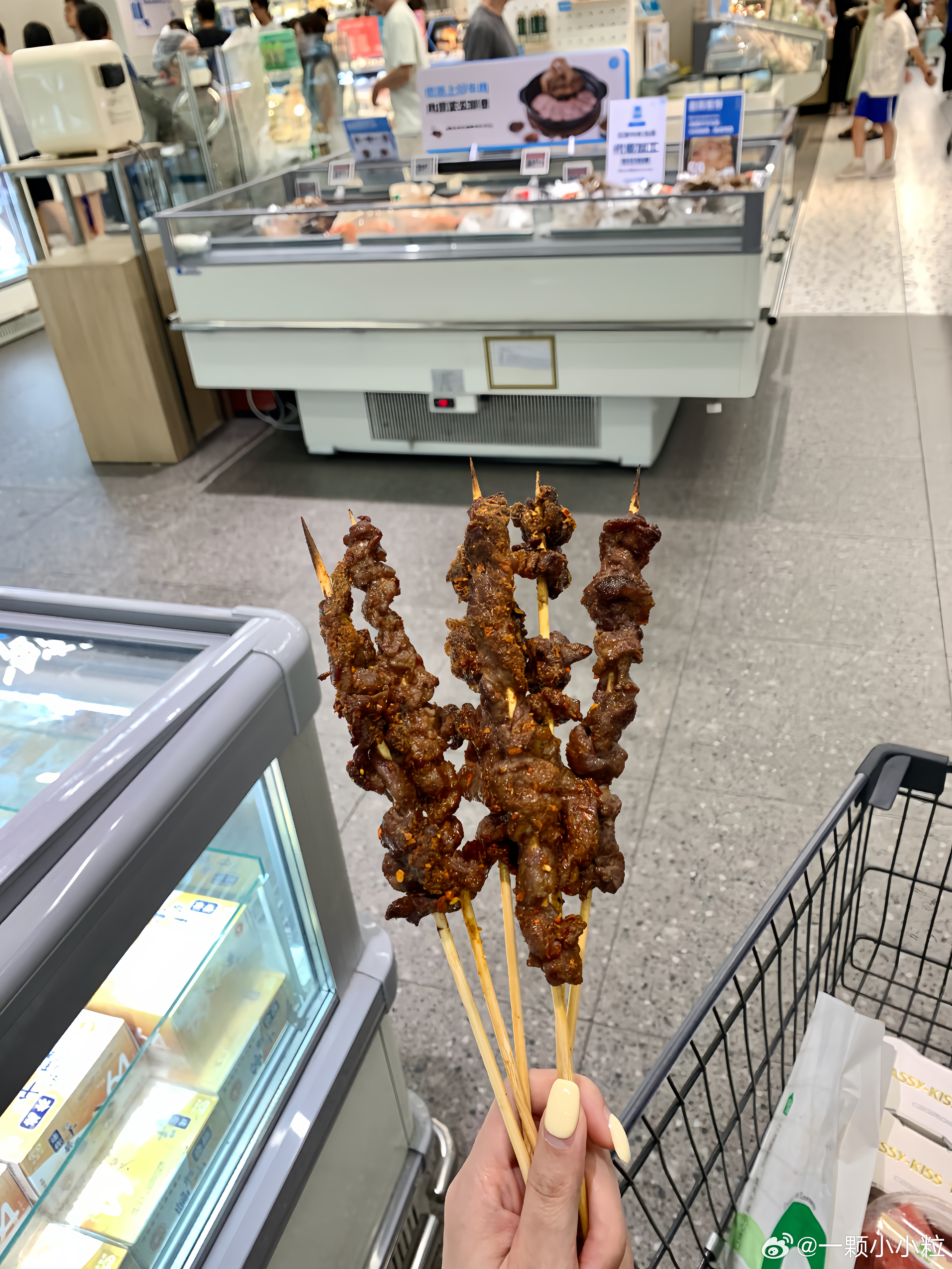 出门买菜噜   顺便又吃上盒马的现烤牛肉串了嘿嘿   好吃！ 