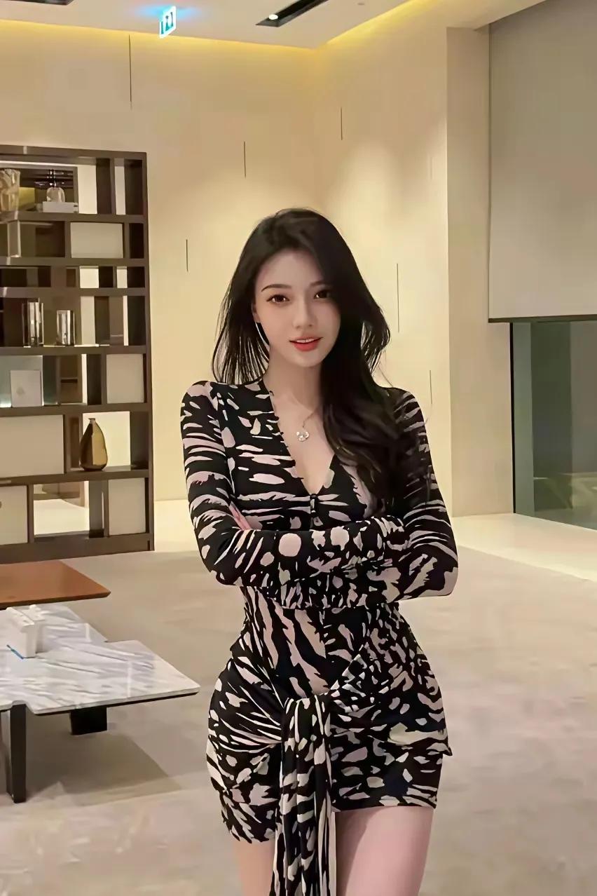 一袭黑衣的气质美女[比心]