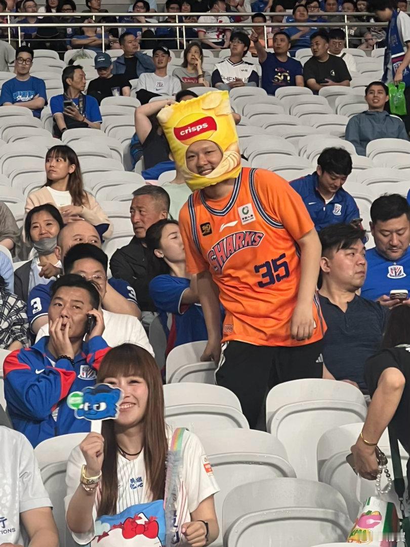 隔壁薯片哥也来给申花加油了上海申花上海久事大鲨鱼