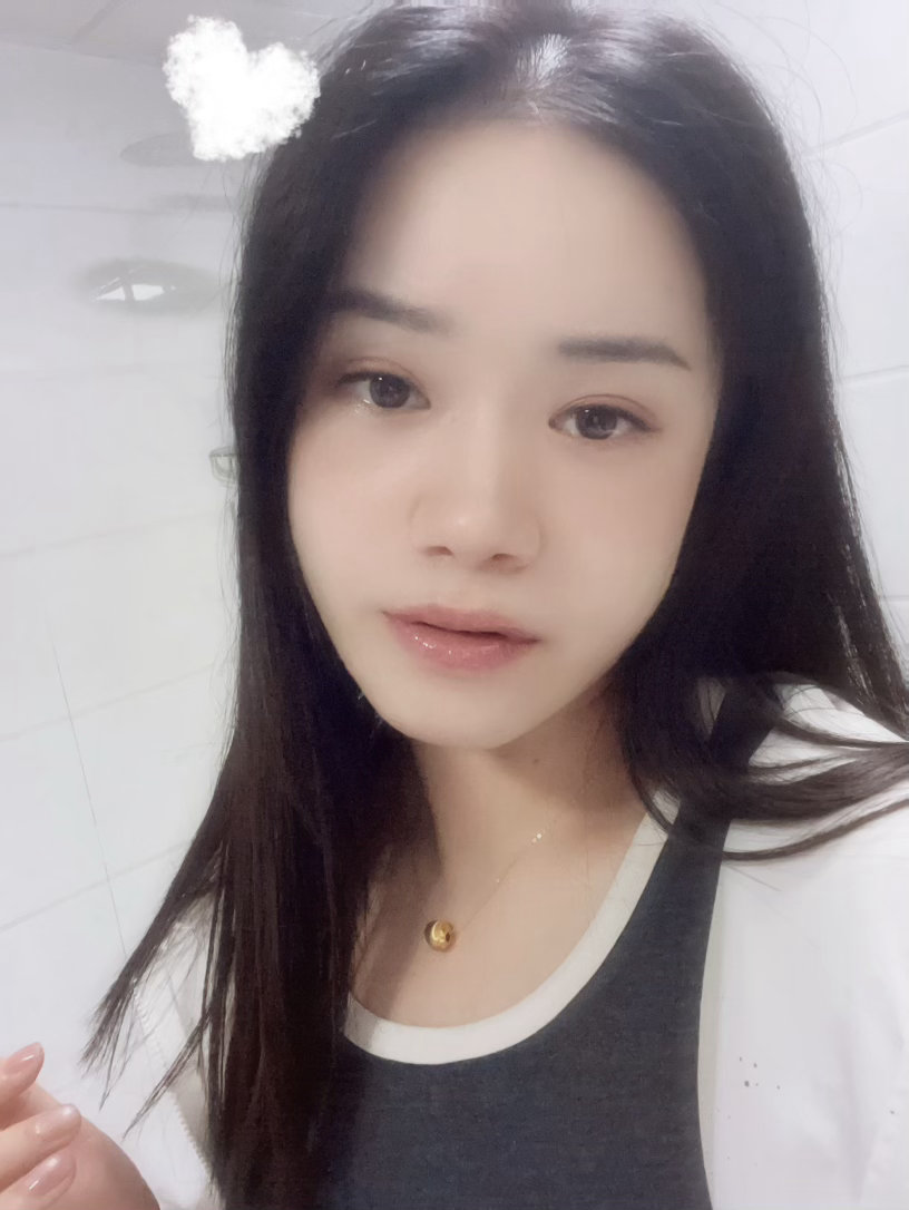 撸了个自以为美丽的妆卸妆前还是忍不住自恋的拍了拍有点抑郁有点破碎有点敏感我感觉我