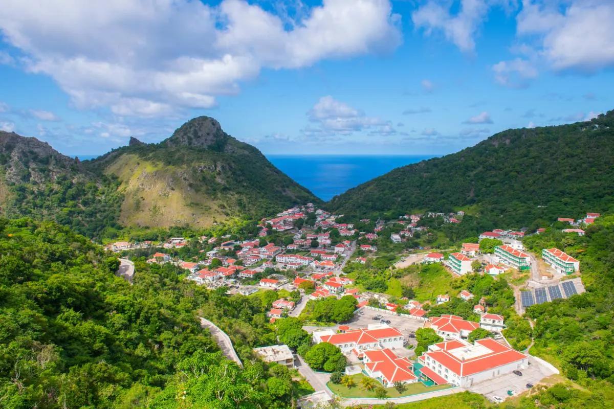 这是被山海温柔拥抱着的秘境山谷🌿
苍翠山峦环抱着红顶白墙的村落
澄澈蓝天与蔚蓝