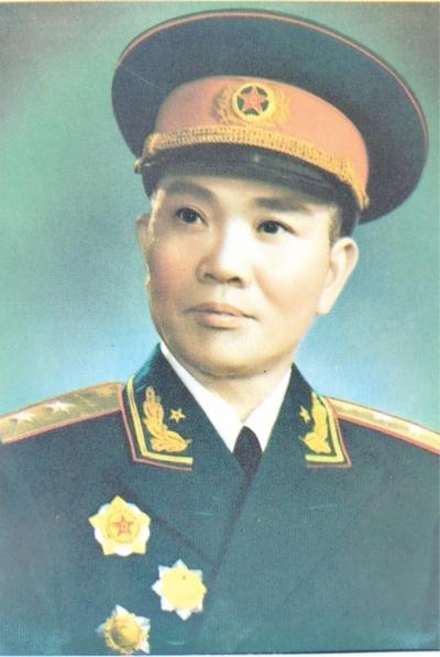 1955年，大授衔时，韩伟因为被国民党关了3年，初定少将军衔，毛主席却说：“韩伟