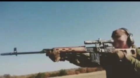 南非特种部队操作员使用 SVD Dragunov 7.62 毫米半自动指定射手步