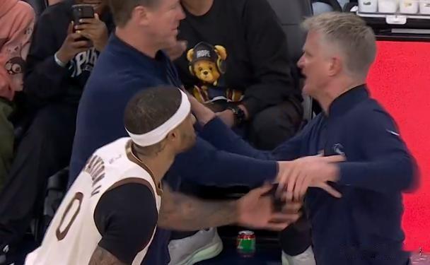 驱逐出场！科尔怒不可遏想揍裁判！

今天勇士队客场对阵快船队的比赛，第四节8分钟