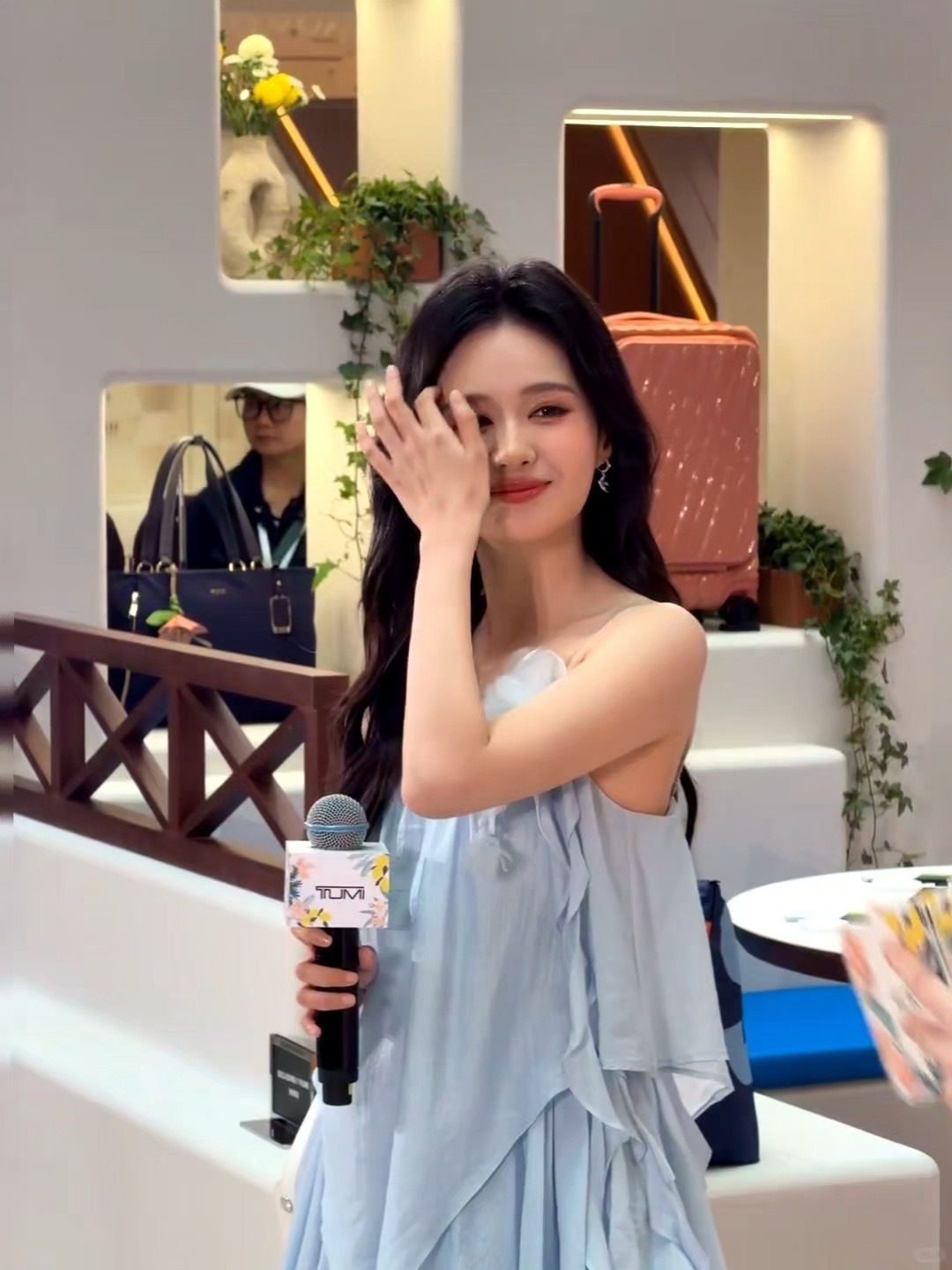 啊啊啊啊郑合惠子这套造型真的美到我心坎里了淡蓝色吊带长裙温柔又仙气，层层叠叠的裙