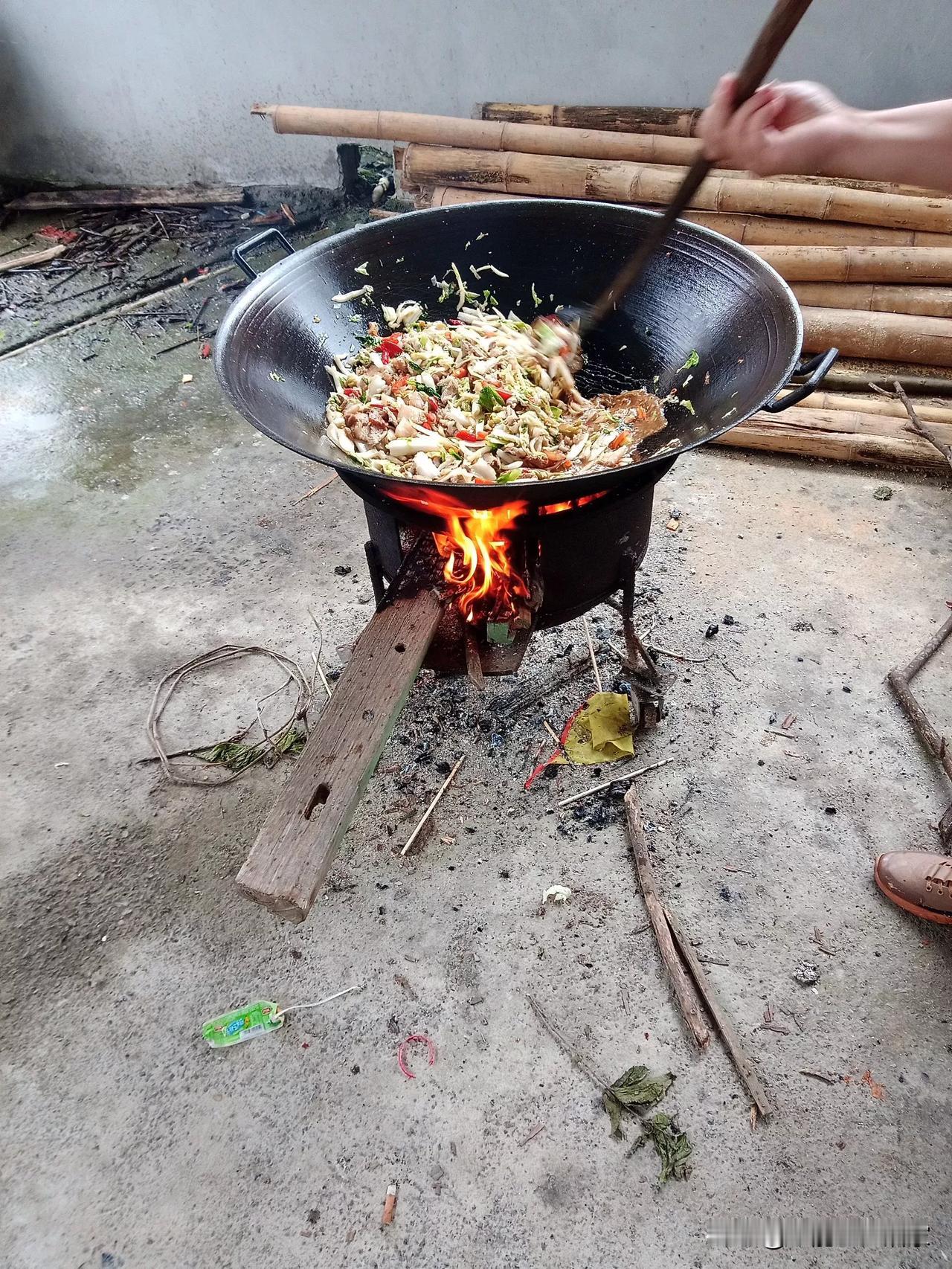 这个灶的出品才是原汁原味的，
大火，铁锅，无公害蔬菜，
加一桶八二年的山泉水，
