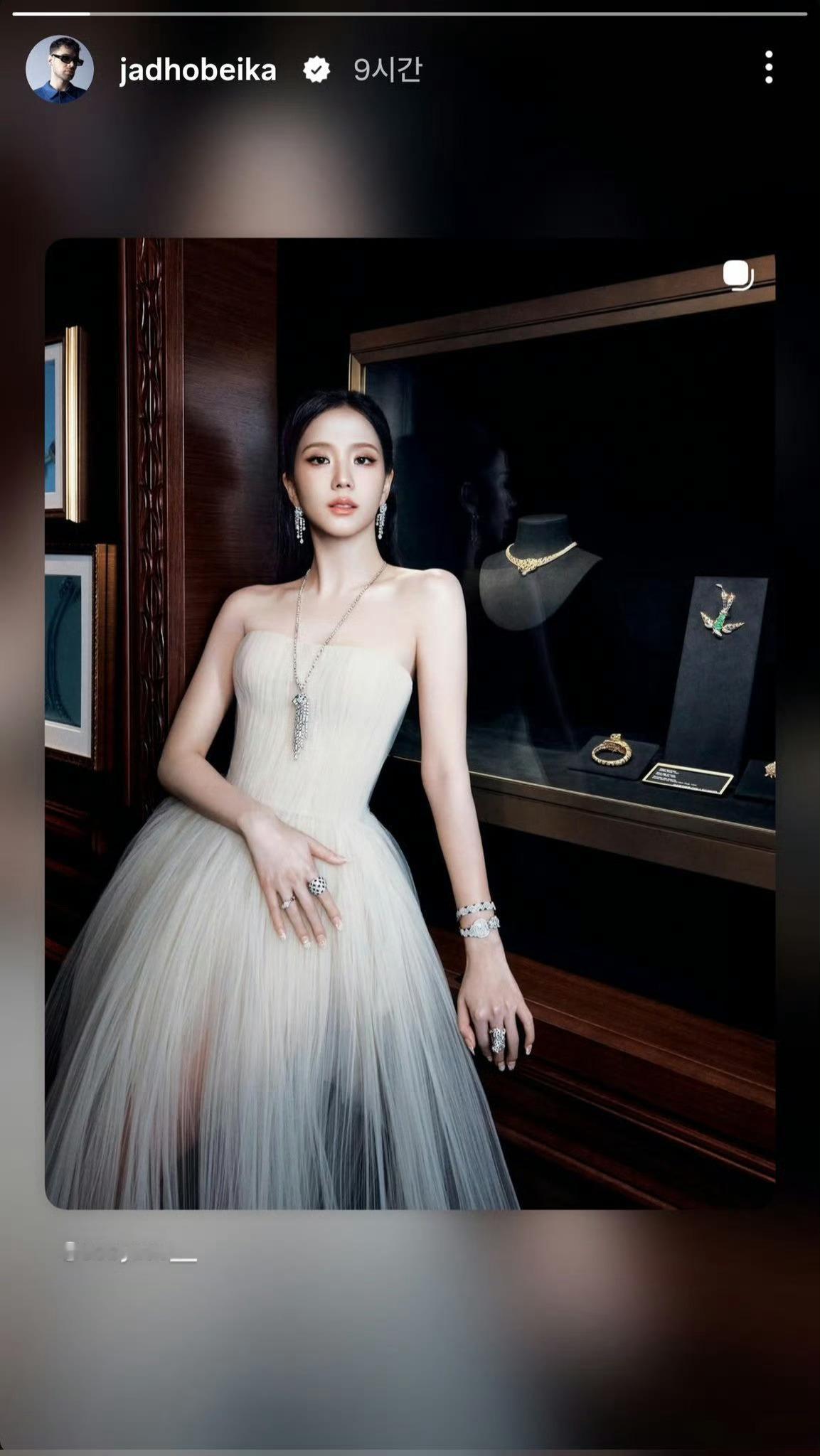 Georges Hobeika的联合创意总监转发了智秀的最新Instagram动