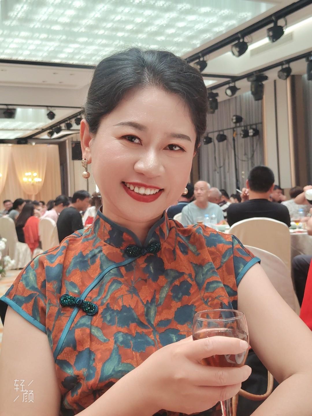 穿旗袍拍照那叫一个美！之前我穿了件复古风的旗袍去拍照，那效果绝了。旗袍的剪裁把身