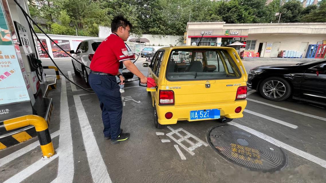 二手燃油车价格大跳水我说加50。年轻人说是是增程的吗？我回答：我是真感情。ALT
