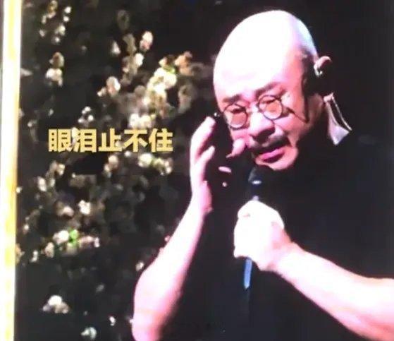 刀郎在凤凰山体育公园体育馆开唱。演唱中途刀郎多次哽咽，泪洒现场。刀郎感慨表示：年