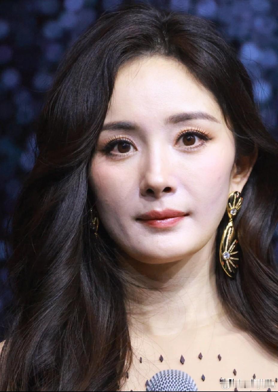 杨幂最尴尬的地方， 不是她不红，而是她太会红了！ 很多女演员是靠作品被记住，杨幂