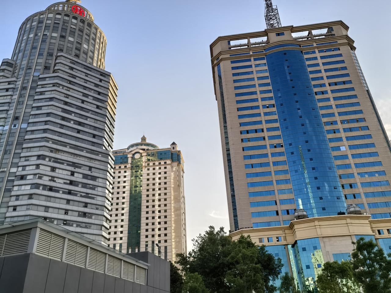 这是两个不同年代，不同时期的写字楼的区别，能看出来什么不同之处了吗?