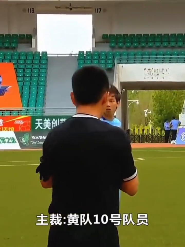 蒙超重磅罚单呼和浩特球员掌掴对手染红，赛后遭禁赛一年。
主裁：黄队10号队员对蓝