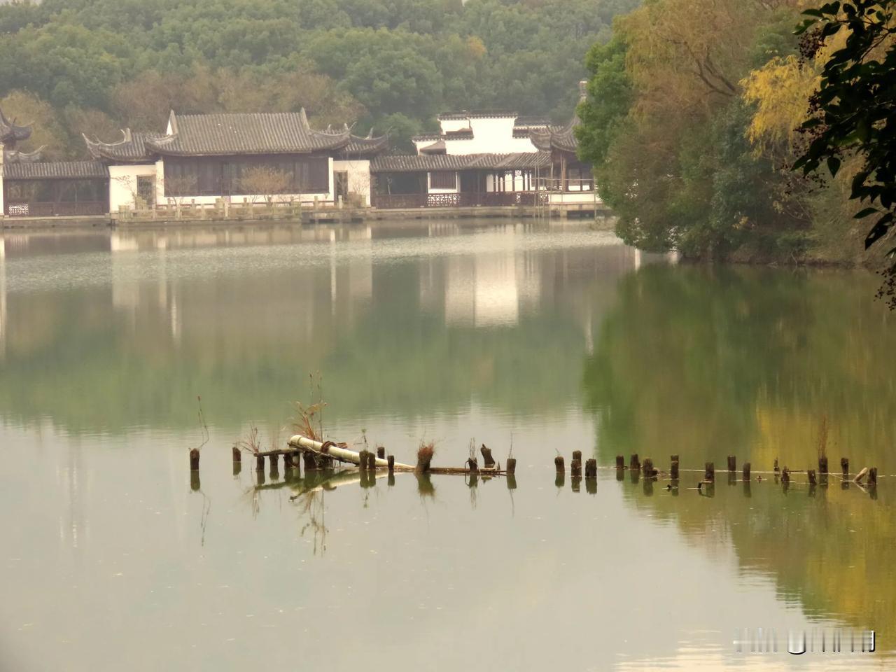 静谧湖畔，古风建筑倒映水中，如诗如画。
