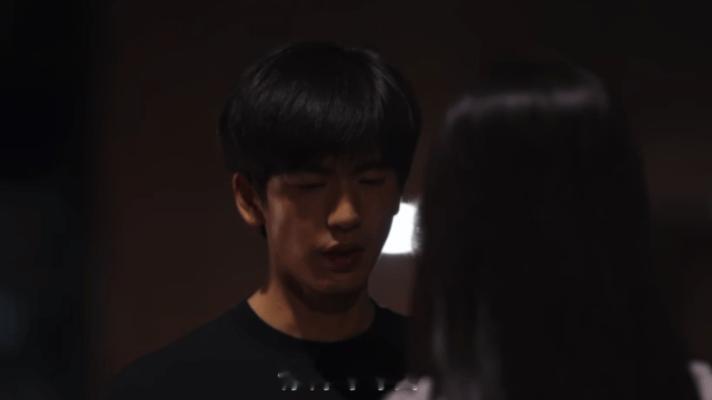 蒋峤西恋爱小白但学得快电视剧樱桃琥珀蒋峤西的恋爱起步确实生涩，连基本的表达都得樱