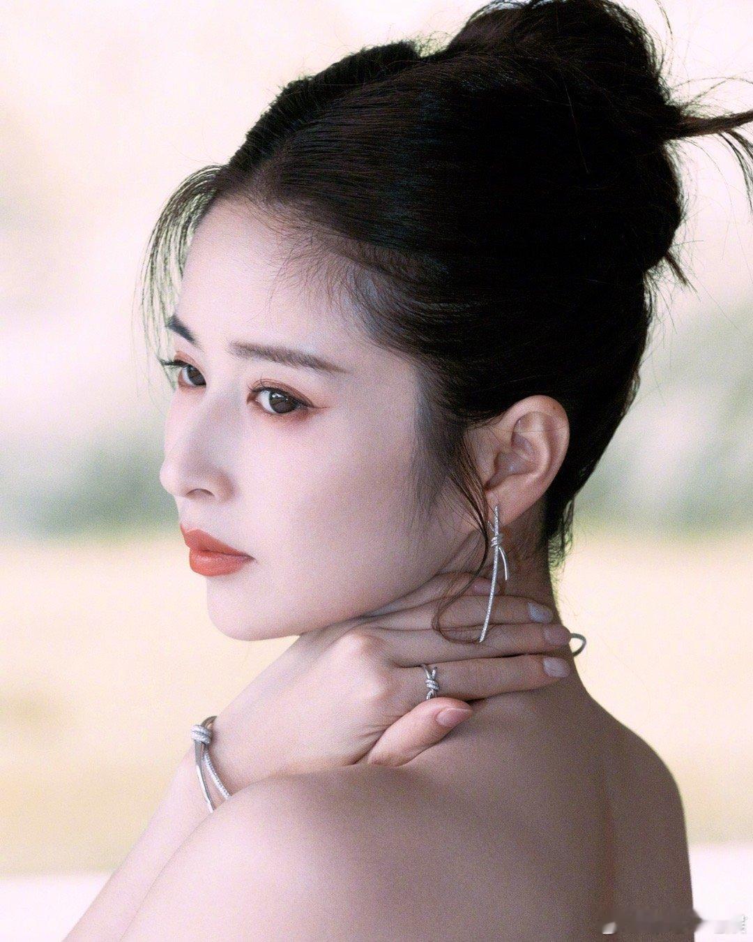 #颖儿水墨裙好A#颖儿仿佛把一幅国风水墨画穿在了身上，这个礼裙真的很有设计感，温