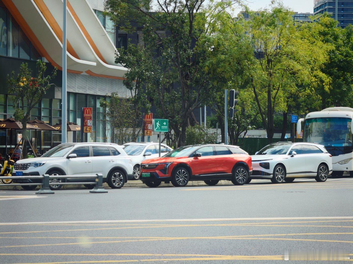今天是什么日子，又看到一辆傲歌，还是橙色版。 ​​​