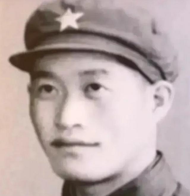 1964年，毛主席听说奇袭白虎团的杨育才，现在 是一个副连长，眉头一皱，问道，“