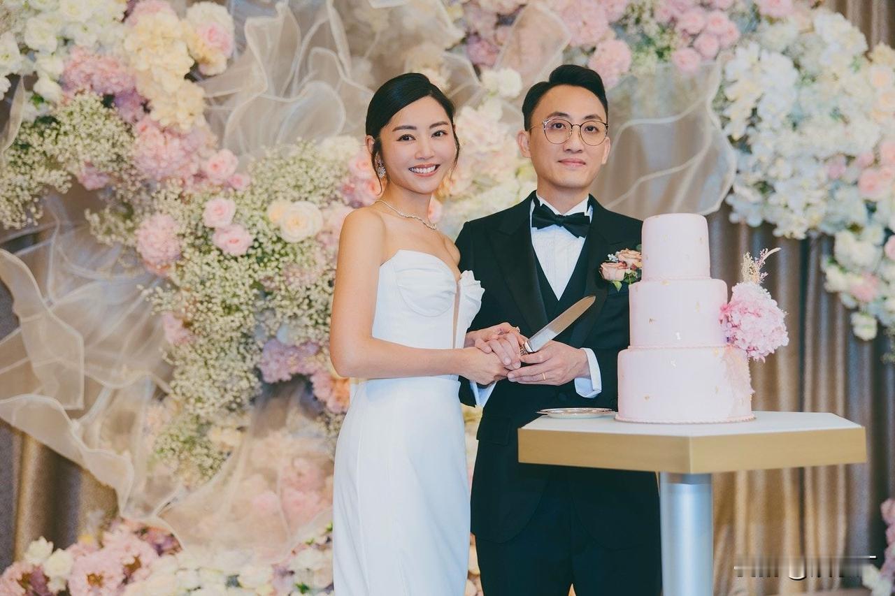 咱就是说影后也太接地气了！卫诗雅结婚9个月就被拍到素颜陪医生老公去火灾灾区义诊，