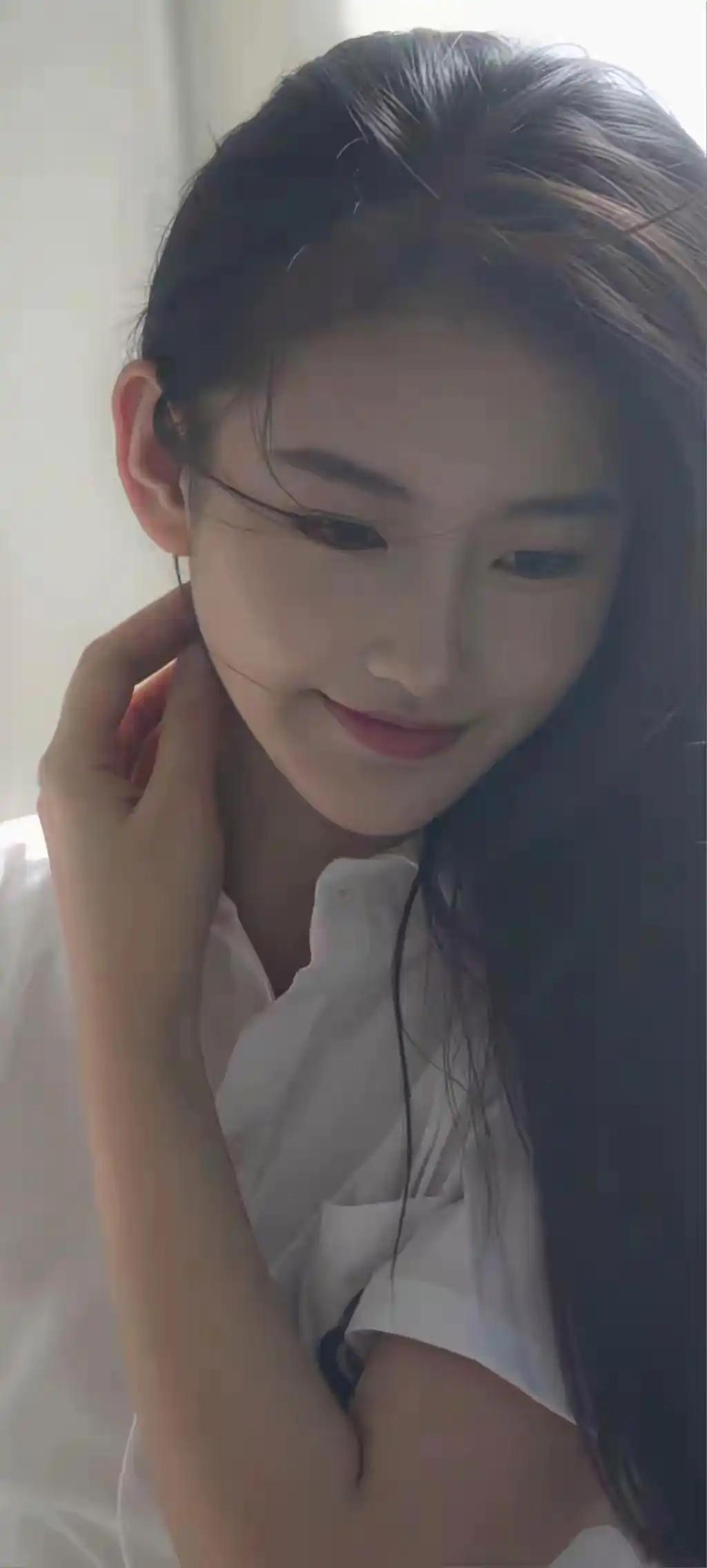 温柔微笑，自然清新，白衬衫的魅力真的是太漂亮了