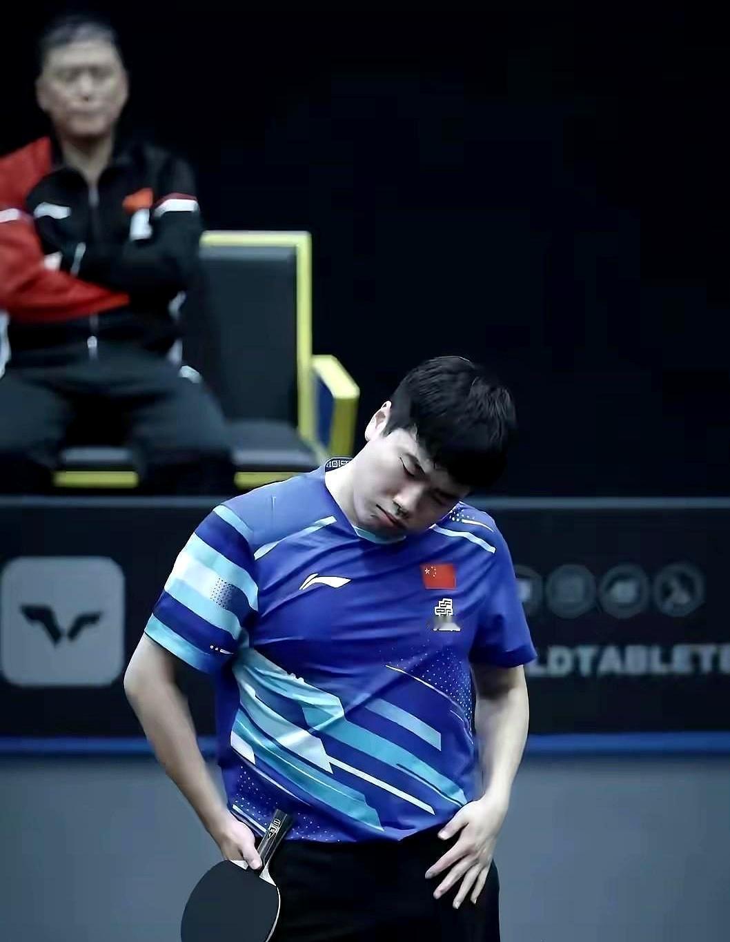 0-3，梁靖崑被20岁黄友政直接送回家。
 
腰伤加膝伤，他连跑都跑不动，第三局