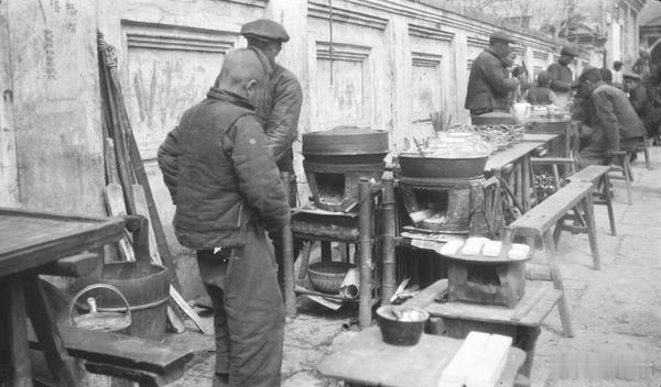 街头卖小吃的商贩，上海，1920年 ​​​
