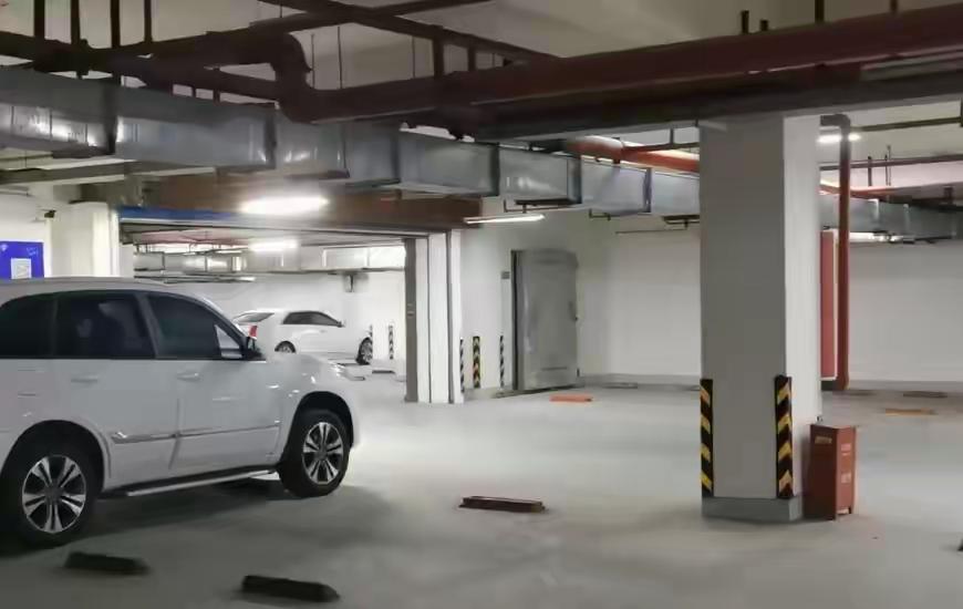 河南郑州，一业主发现自家的车位上停着一辆陌生人的车子，询问物业得知，这部车子是跟