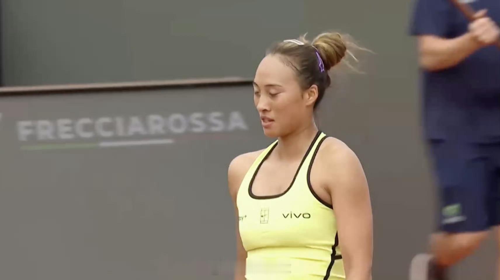 郑钦文vs邦达尔WTA罗马站首轮，郑钦文迎战匈牙利选手邦达尔，首盘郑钦文3-6不