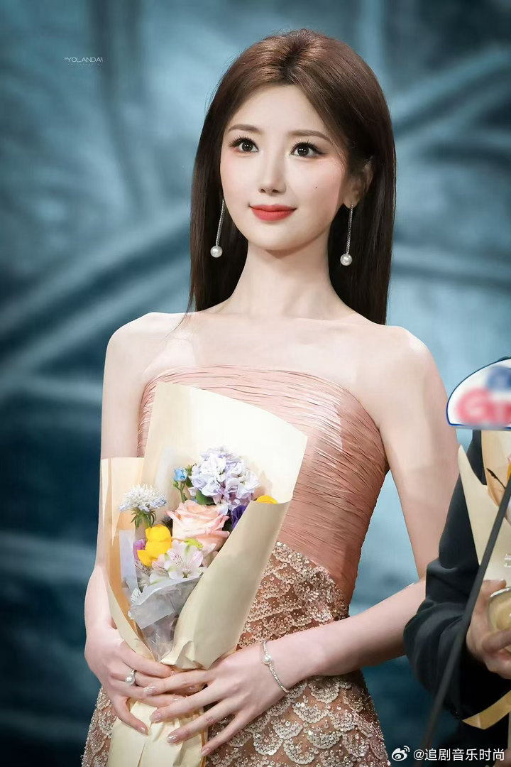 毛晓彤肩颈线这条粉裙简直就是为她量身定做的吧？把她的肩颈优势全显出来了。皮肤白到