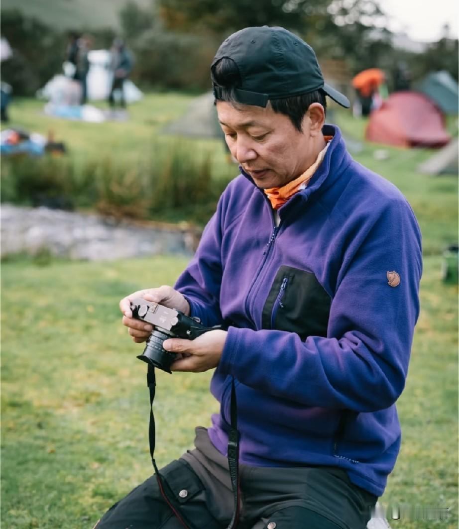 老戏骨刘奕君，出现在英国湖区，参加北极狐经典重装徒步活动。三天时间，完成整整50