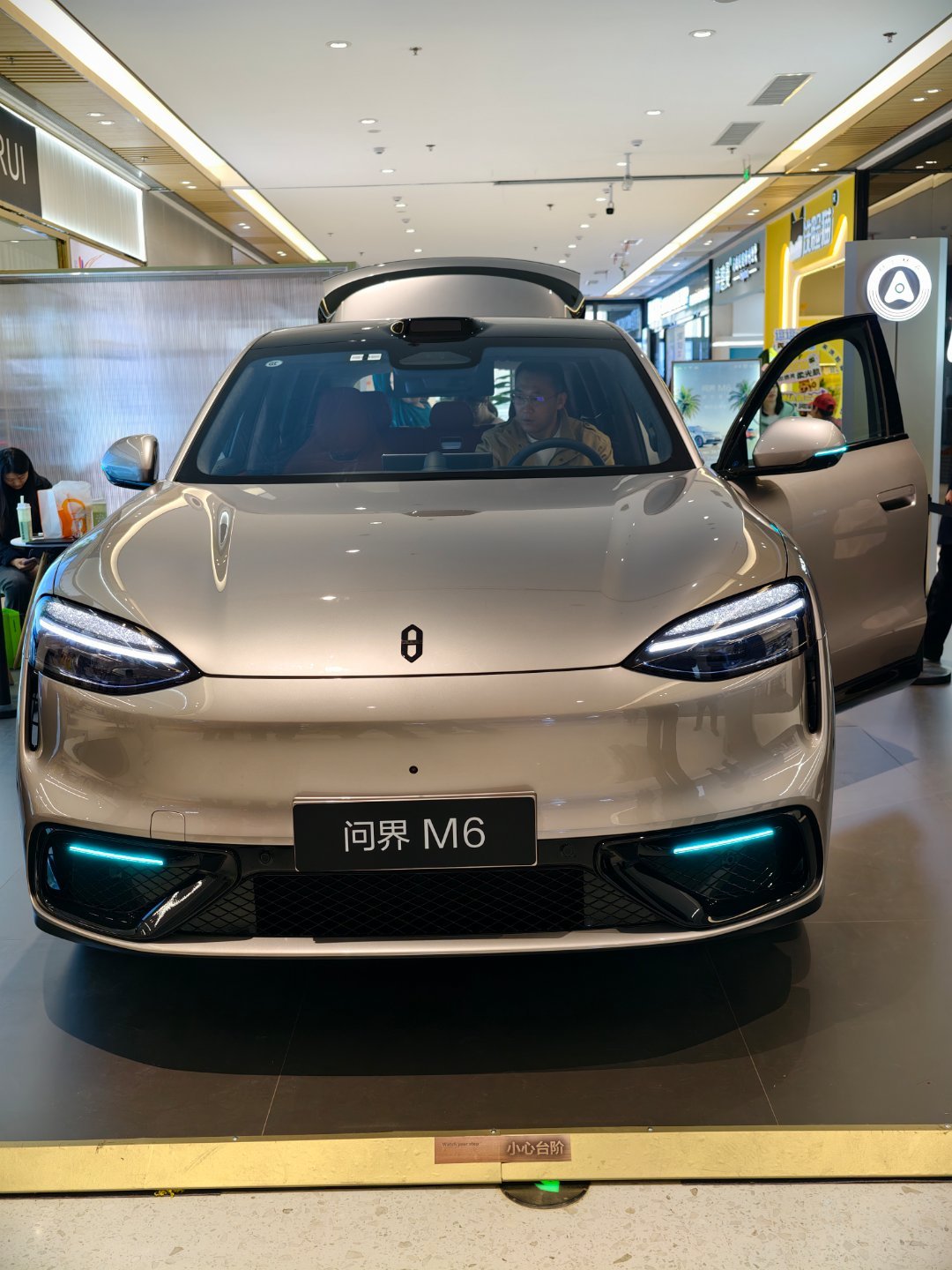 大v聊车 来看问界M6的人好多路过丽达茂，看到有展车银外红内，21寸轮毂+耀黑套