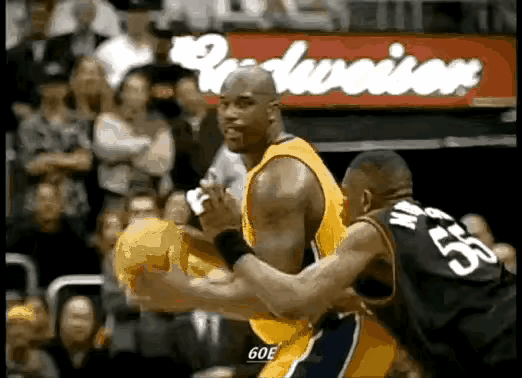 奥尼尔这种级别的中锋，在内线横推时，当时NBA内线几乎没有可以阻挡的，也就穆大叔