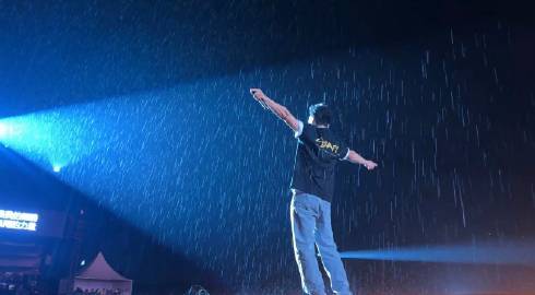 韩庚这段雨中镜头封神了  韩庚在雨里唱得那叫一个带劲，衣服都湿透了还在拼。20年