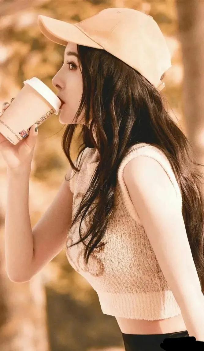 大幂幂太美了，她的侧身姿态美到极致，真是令人惊艳啊！