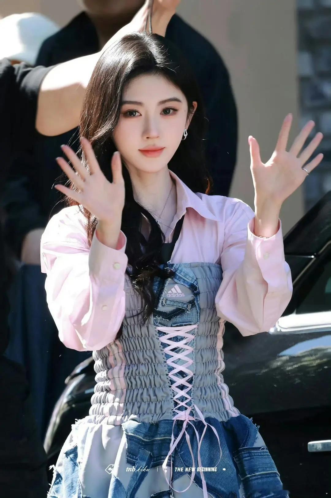 看破不说破，不过感觉白鹿现在全方位模仿鞠婧祎，连黑红也是～ 
