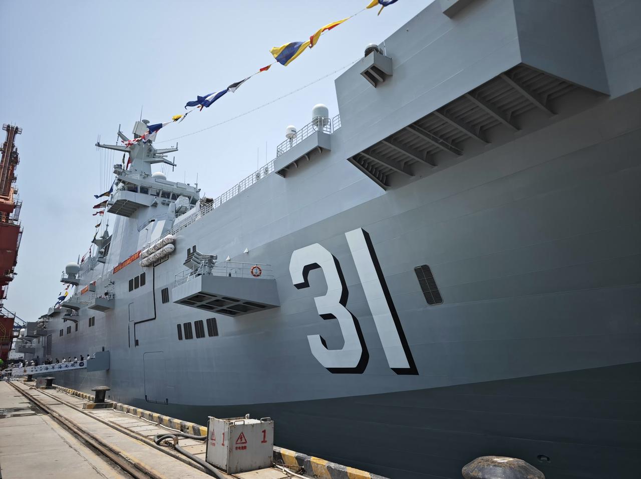 装备精良！075型海南舰开放活动日舰上特写，不知不觉这样的两栖战舰已有4艘。