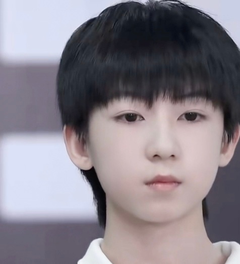 这小孩长得也太让人想捏了吧！ ​​​