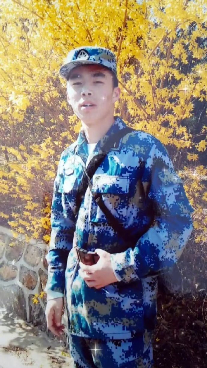 鲁朋飞，在一次飞行训练中，飞机在空中突发重大险情，为保护人民群众生命财产安全，壮
