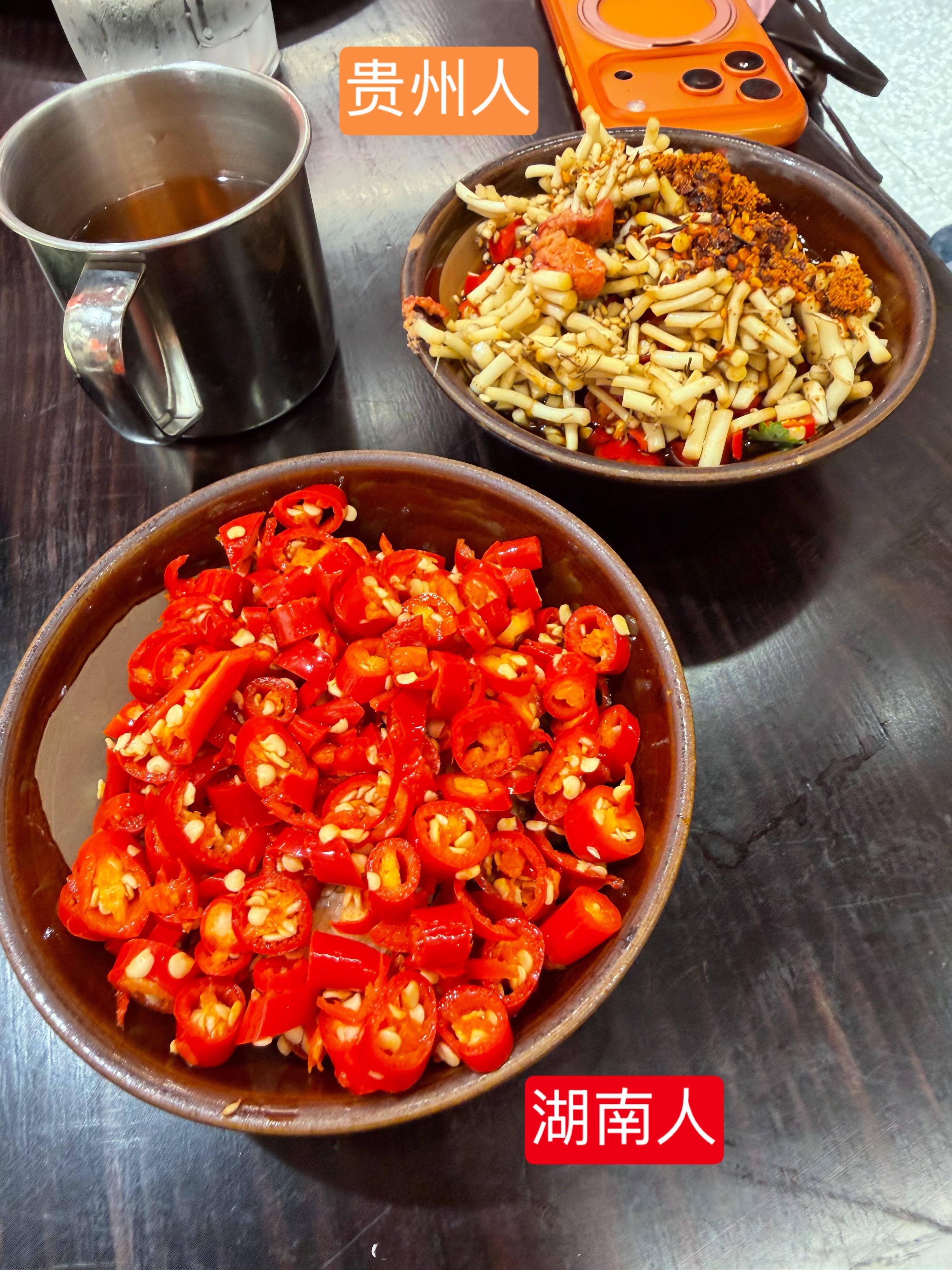 关晓彤铁打的蘸料流水的配菜这题我有话说去哪吃火锅都是这一碗小米辣加蒜加生抽 