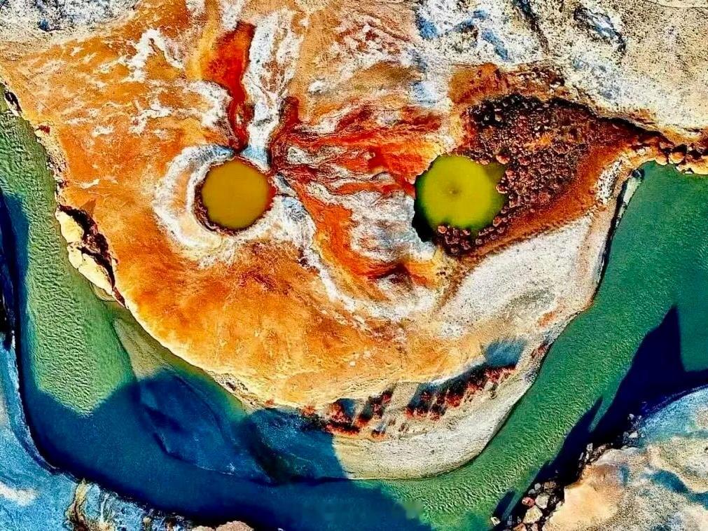 微云游世界  神奇的“鬼脸”，在木吉火山口著名的恶魔之眼，传说为地心裂隙、恶魔凝