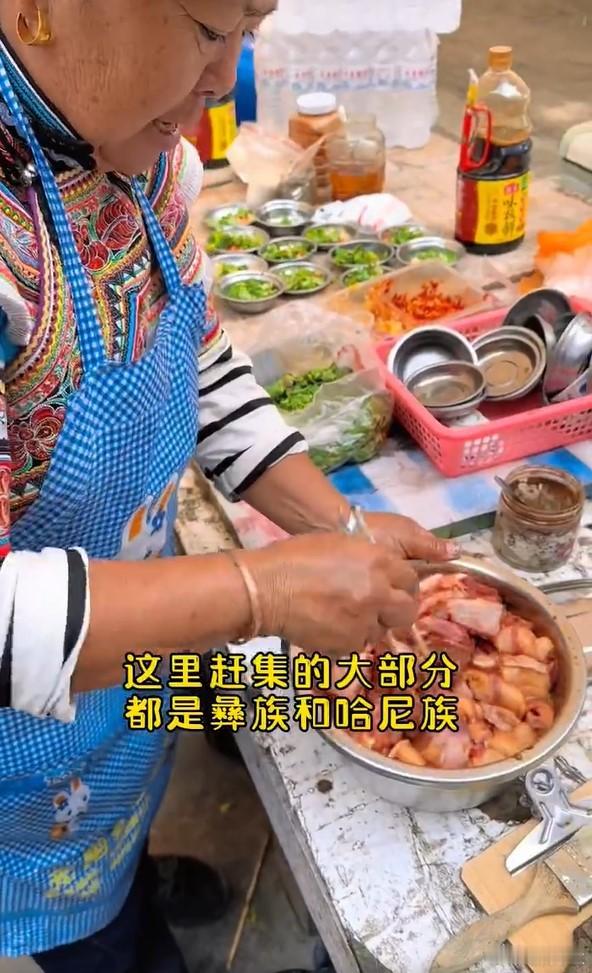 烧烤早市 早市的烧烤摊藏着最接地气的快乐！新鲜的食材、浓郁的酱料，炭火烤出来的肉