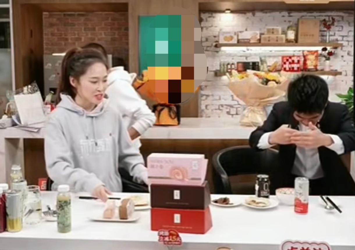 看来董宇辉的前同事yoyo喜欢看郭德纲的相声，要不然她不会有这么大的智慧来化解屏