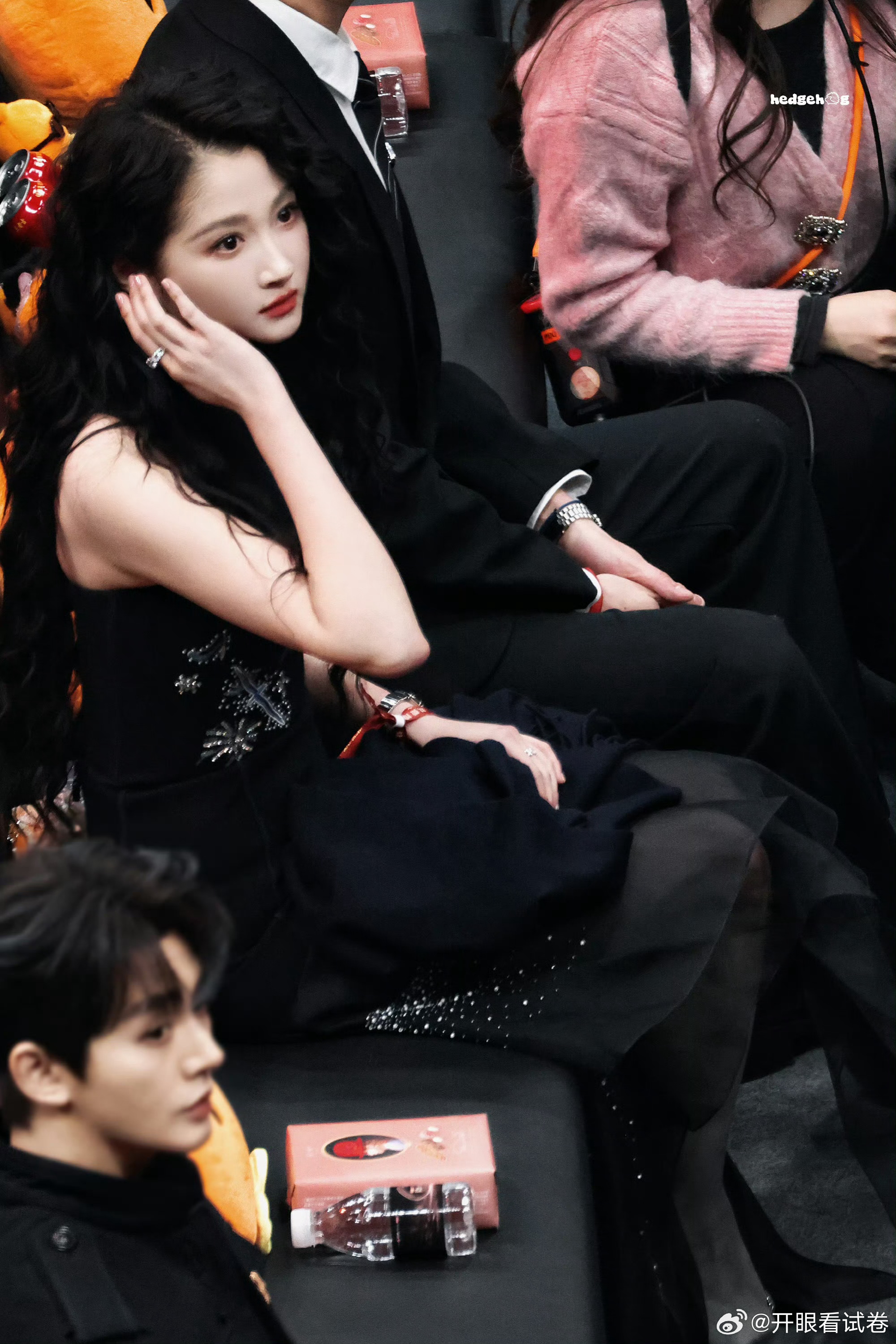 关晓彤内场换了一套黑色的礼服，这套也漂亮！！！微博之夜内场关晓彤