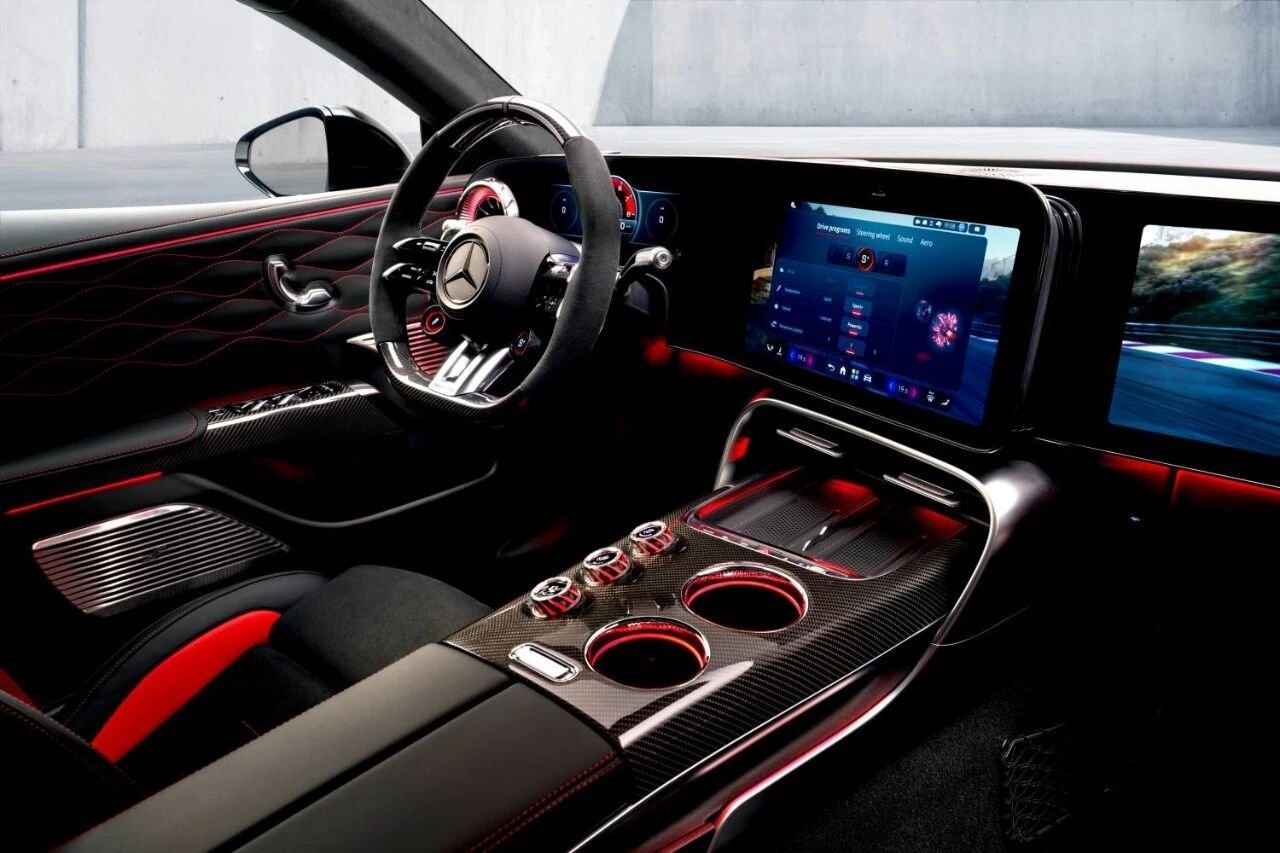 全新奔驰AMG GT四门的内饰，不过变纯电了有种箭在弦上不得不发的感觉中控我觉得