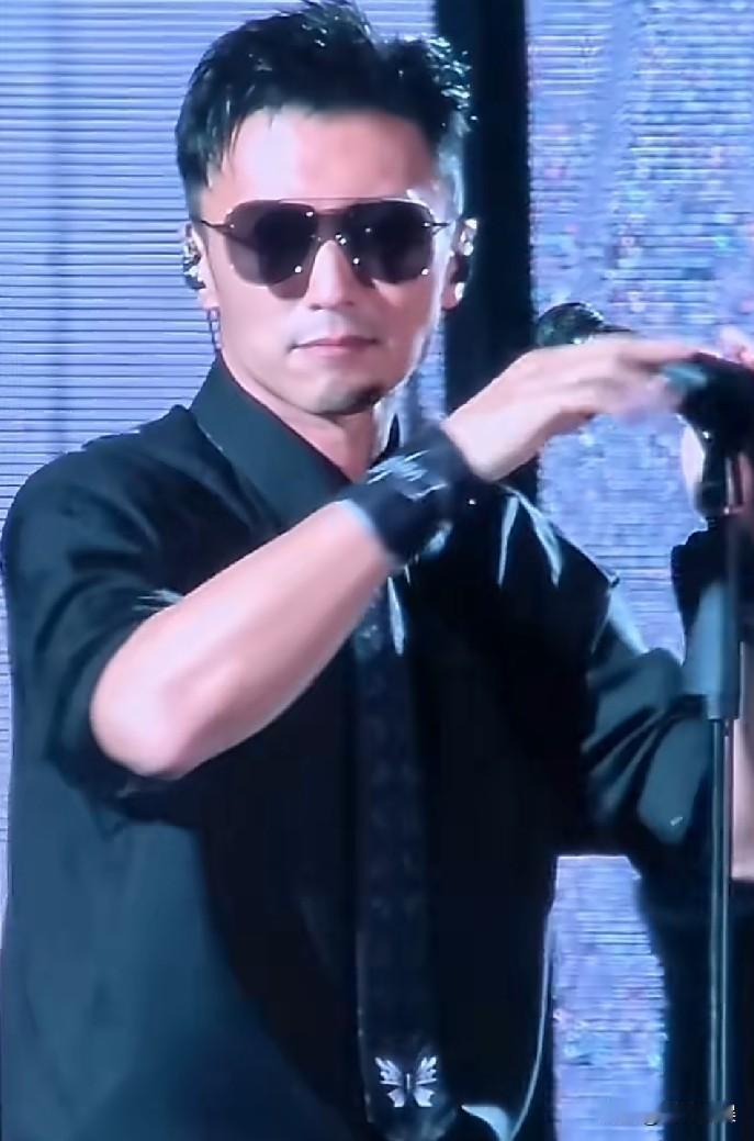 谢霆锋，最新亮相！
 
7月25日晚，谢霆锋现身青岛开演唱会，这是父亲谢贤离世后